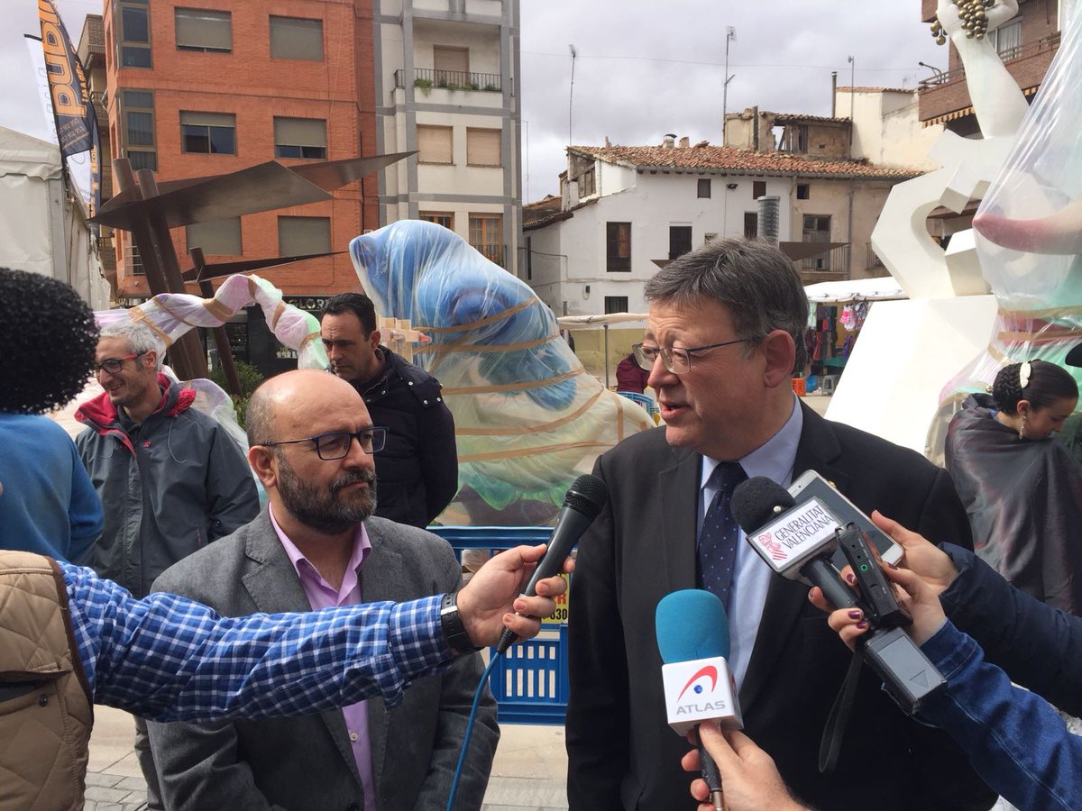 generalitat's tweet photo. 🗣🔥  ‘Utiel se convierte en punto de encuentro de las personas que vienen de fuera de la Comunitat y es la puerta a través de la cual conocen nuestra realidad fallera’ @ximopuig #Fallas18 https://t.co/D67VlHHvu9