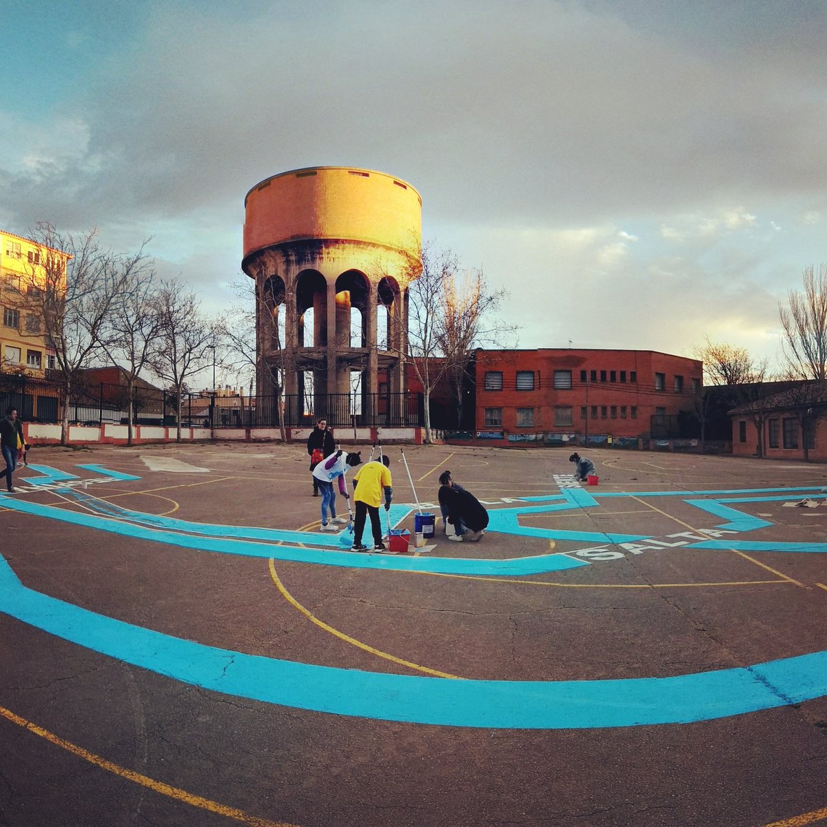 danzatrayectos's tweet photo. ¡Y así de precioso quedaba el patio del @ceipfezgz con la ayuda de los alumnxs para #LaMaquinadeBailar! https://t.co/9K3GGi0k8W