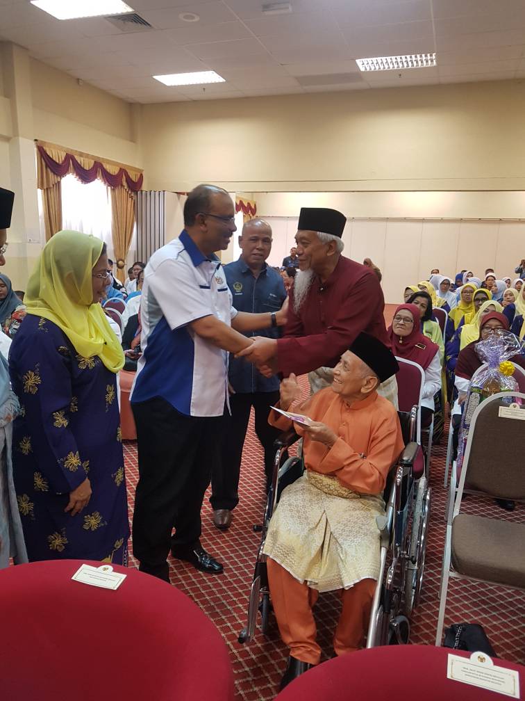DrAliHamsa's tweet photo. Sumbangan Program Ziarah Kebajikan PUSPANITA kepada Hosp. Slim River, #Perak dan juga para pesara. @KKMPutrajaya https://t.co/vb85UBkh9i