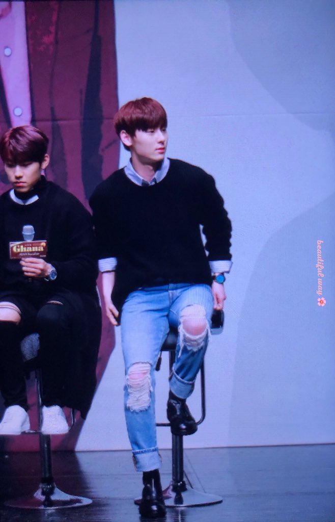 HWANGMlNHYUN_'s tweet photo. minhyun: *wears ripped jeans*
me:
#황민현 #워너원 https://t.co/CrsO0tdPoH