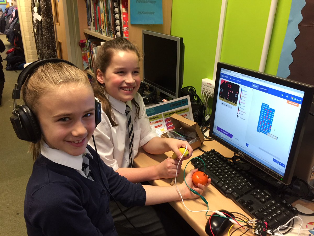 CompXplorersUK's tweet image. Brooke & Oscar from @GtWalthamSchool learning how to #programme during our workshop using @microbit_edu for @ScienceWeekUK #BSW18 #programming4primaries #programming #stem