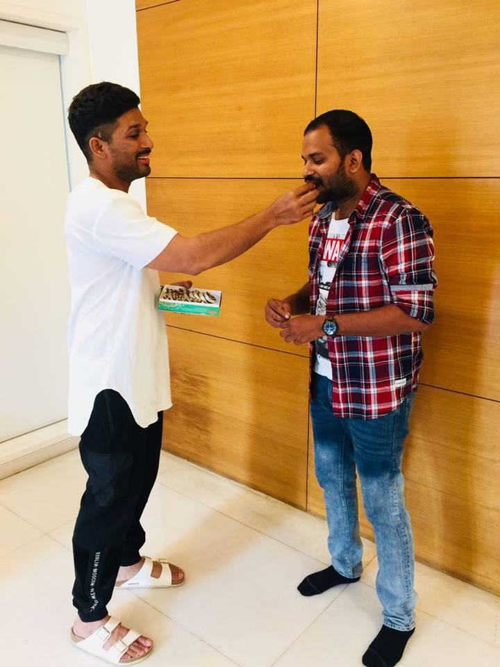 StylishStar #AlluArjun shared Sweets to the birthday boy #sharathchandra...
#Nsni #NaaPeruSuryaNaaIlluIndia