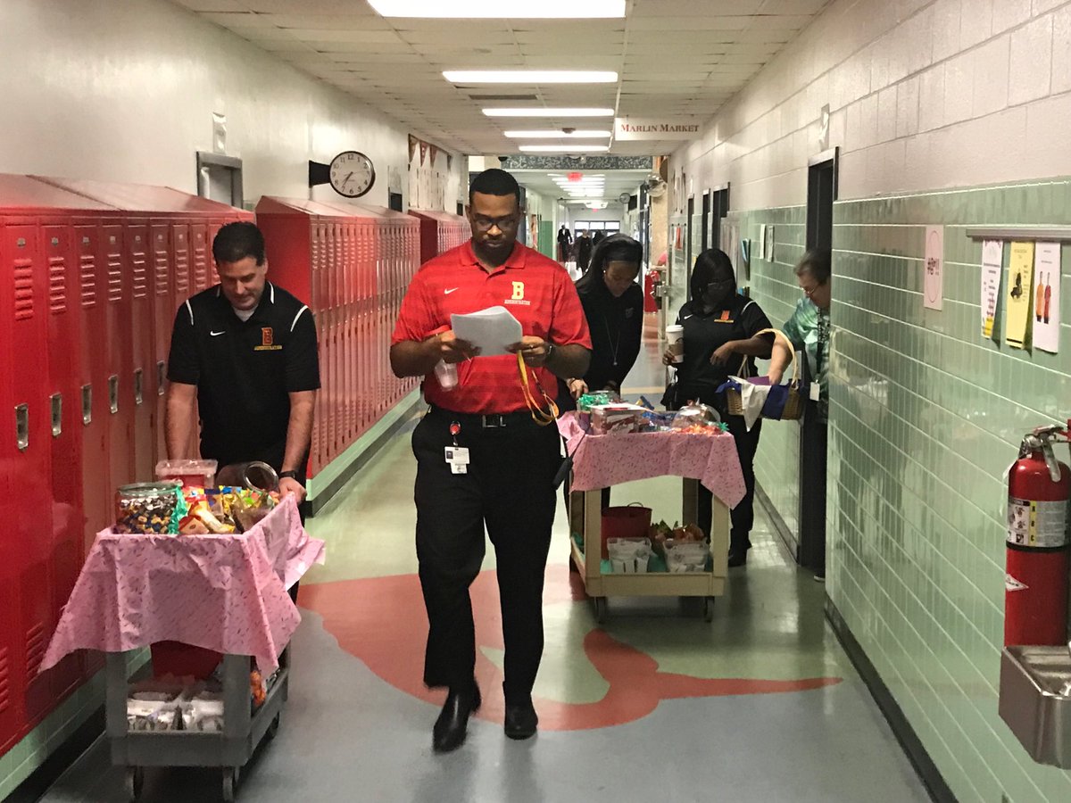 RADirector21's tweet photo. Happy Friday.  Bayside Administration shares treats with faculty and staff.😀 https://t.co/z9Dkm1eT6D