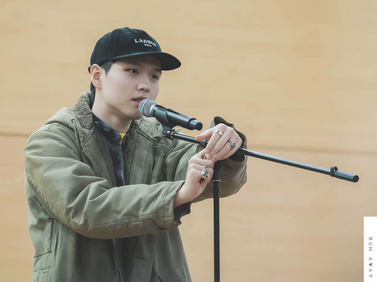 180302 순천제일대 입학식OT
스탠딩 마이크 꼬물짝 대는건 귀여운데 마이크대고 말하는건 잘생겻엉..ㅠㅠ
#서출구 #서명원 #xitsuh