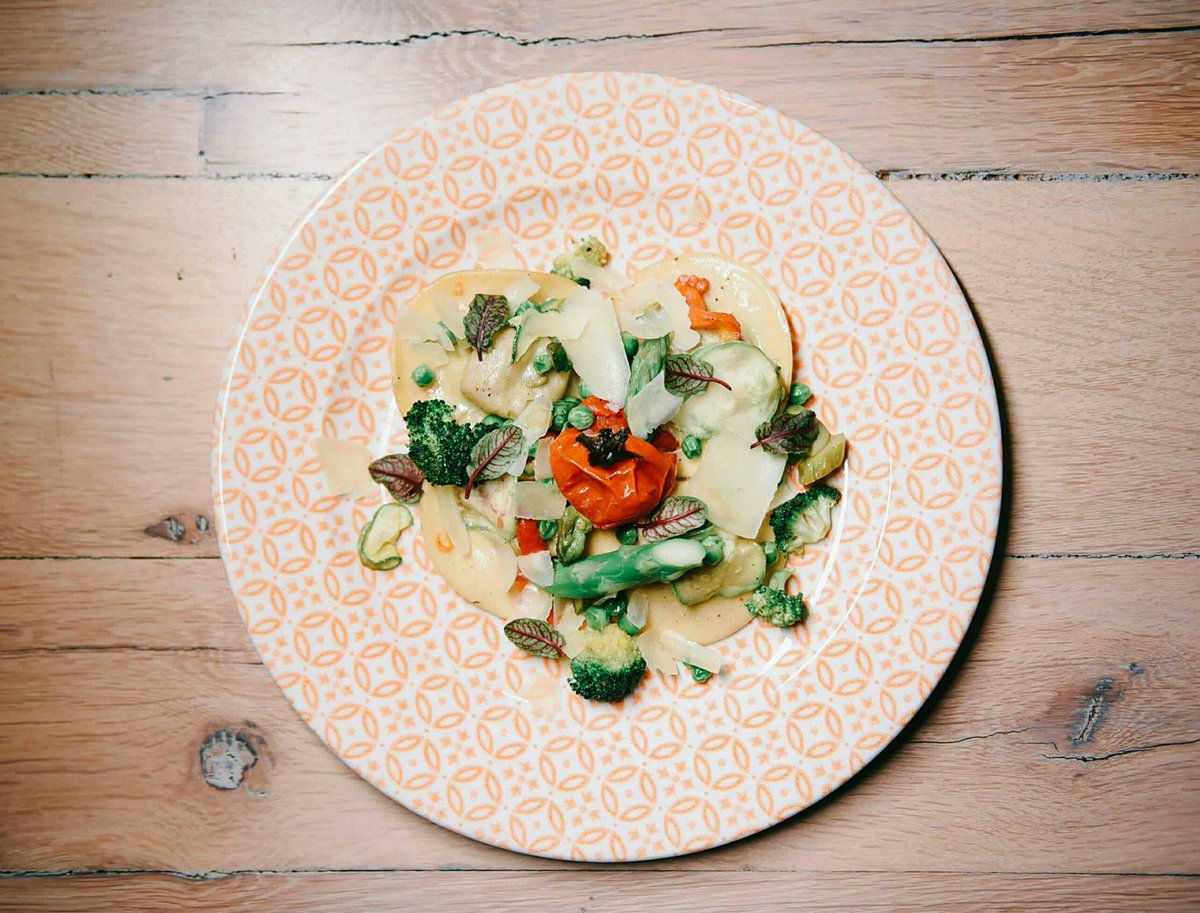 Domaći ravioli punjeni krem sirom, spanaćem i naravno parmezan preko toga. 
Sooo Tasty.

#ambarbelgrade