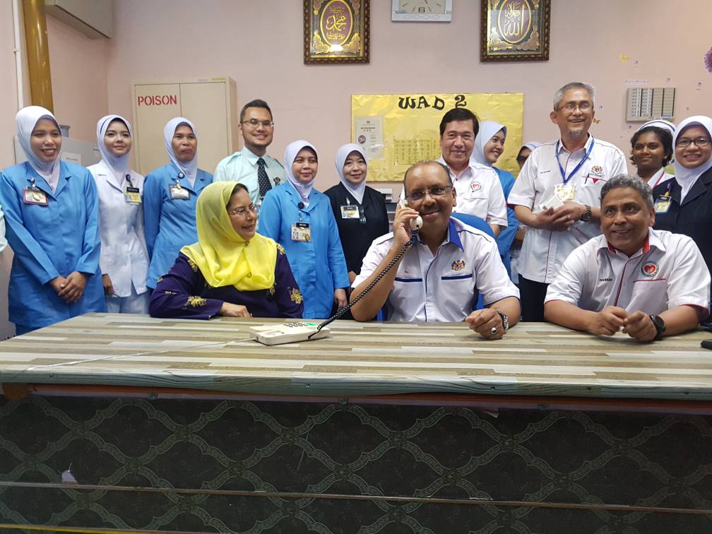 DrAliHamsa's tweet photo. Saya sempat membantu kaunter jururawat di Hosp. Slim River, #Perak. Tahniah kepada kesemua staf hospital itu atas dedikasi anda yang cemerlang kepada rakyat. @KKMPutrajaya https://t.co/x54dU8oqsq