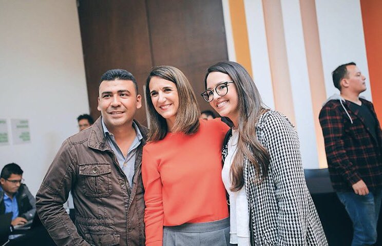 AlcaldiaLorica's tweet photo. ¡Lorica en alto! La Ministra de @Mineducacion @YanethGiha realizó un reconocimiento a la @SEMLORICA1 por destacarse a nivel nacional como una de las entidades que más ha avanzado en la implementación de la Jornada Única. Encuentro de #SecretariosEducación2018 👍 https://t.co/XsxPFPDiWh