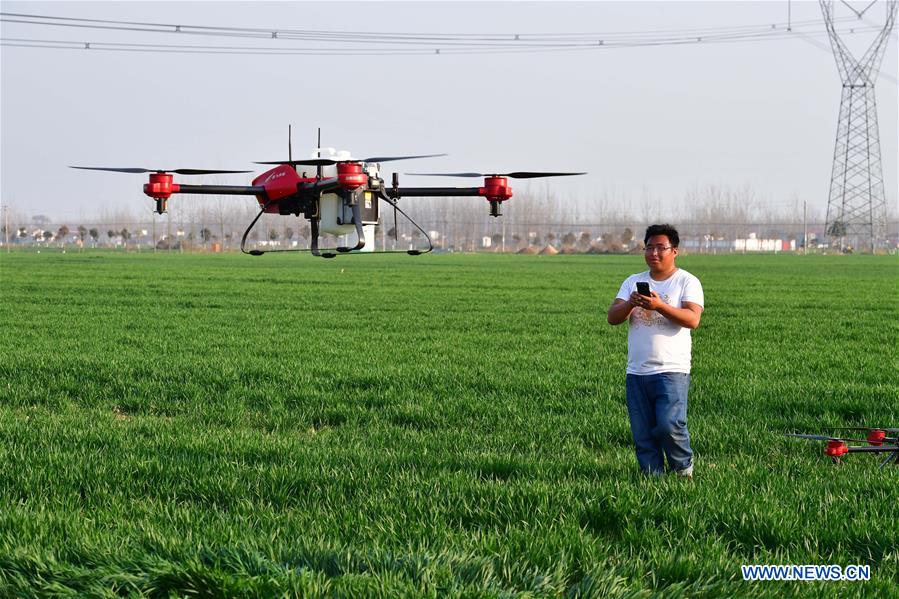 PDChina's tweet photo. Drones, electric watering machines and other intelligent equipment have started to serve farming industry in central China's #Henan Province (Photo/Xinhua) https://t.co/ejf3JpZxqD