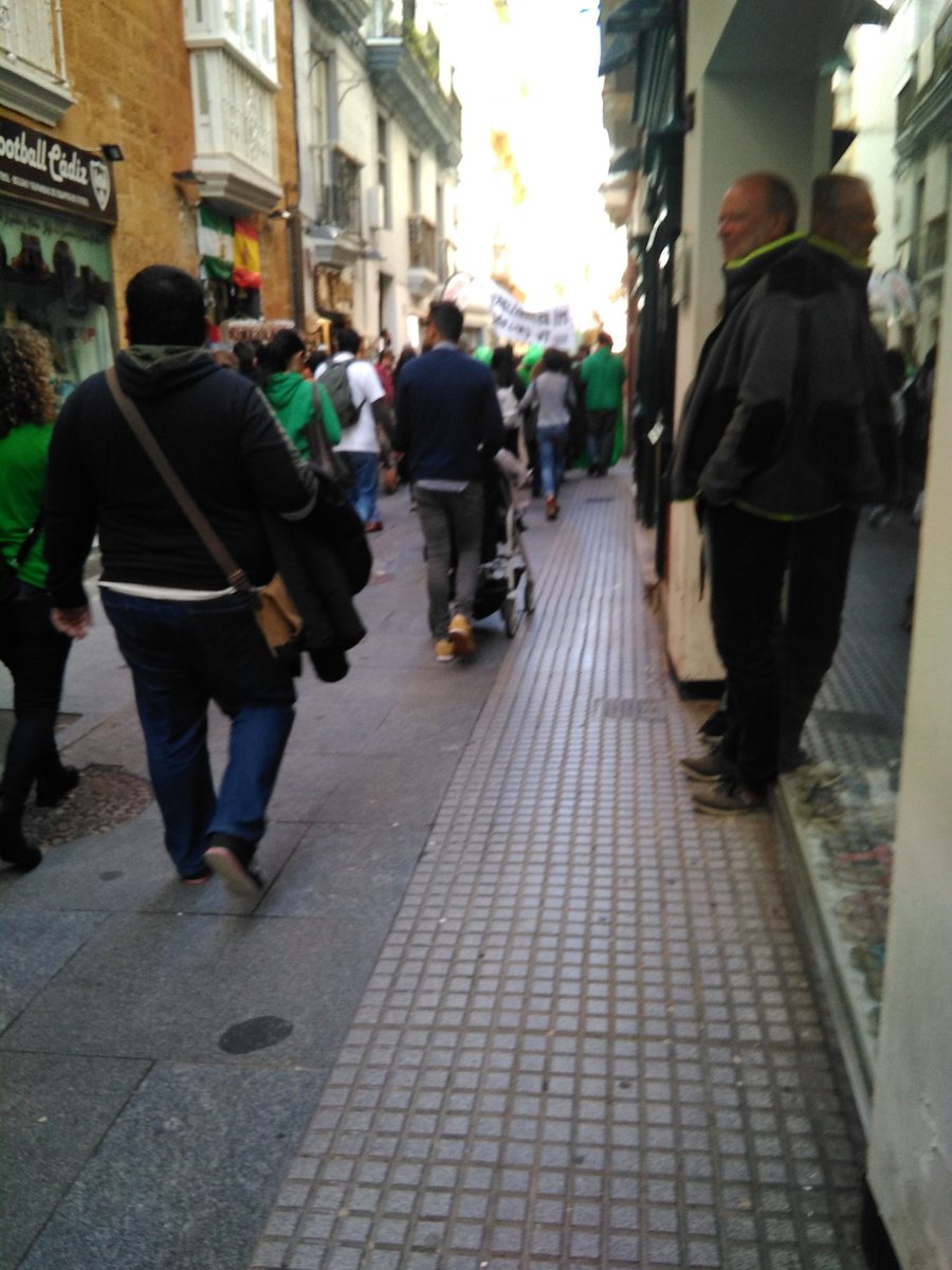 UsteaCadiz's tweet photo. Seguimos por calles estrechas del centro de Cádiz. Las paredes retumban #Interin@sEstabilidad Escucháis algo en @EducaAnd ? Esto va a seguir y aumentar. https://t.co/fAtu8VyYgQ
