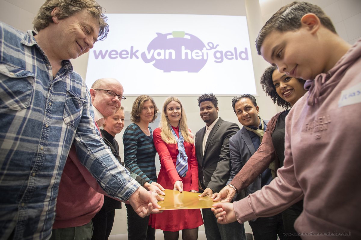 hetdebatbureau's tweet photo. Vanmorgen organiseerden we in de raadzaal @GemeenteDenHaag de overhandiging van de kinderbegroting aan politieke partijen in samenwerking met @Deloitte! Staatssecretaris Snel @Financien was ook aanwezig. https://t.co/NRE6VomMiG