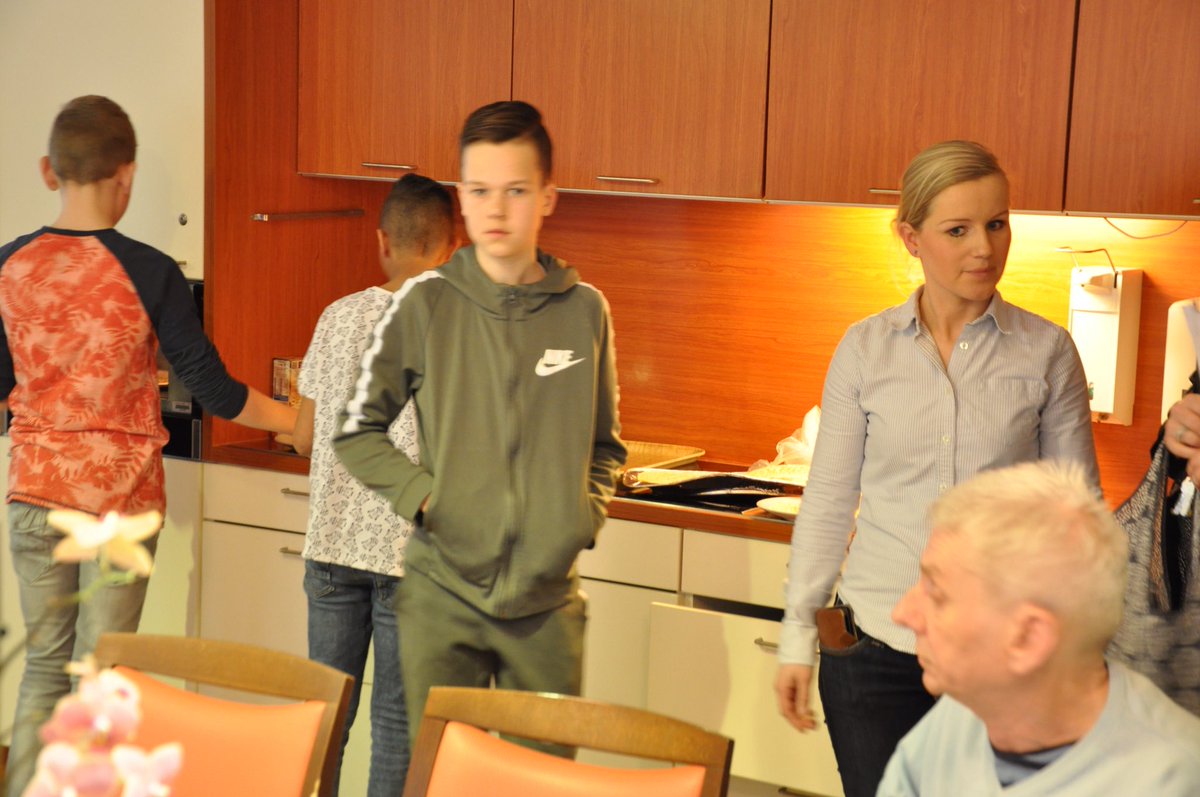 Pannenkoeken bakken voor de bewoners van De Elf Ranken. Well done groep 8!!!