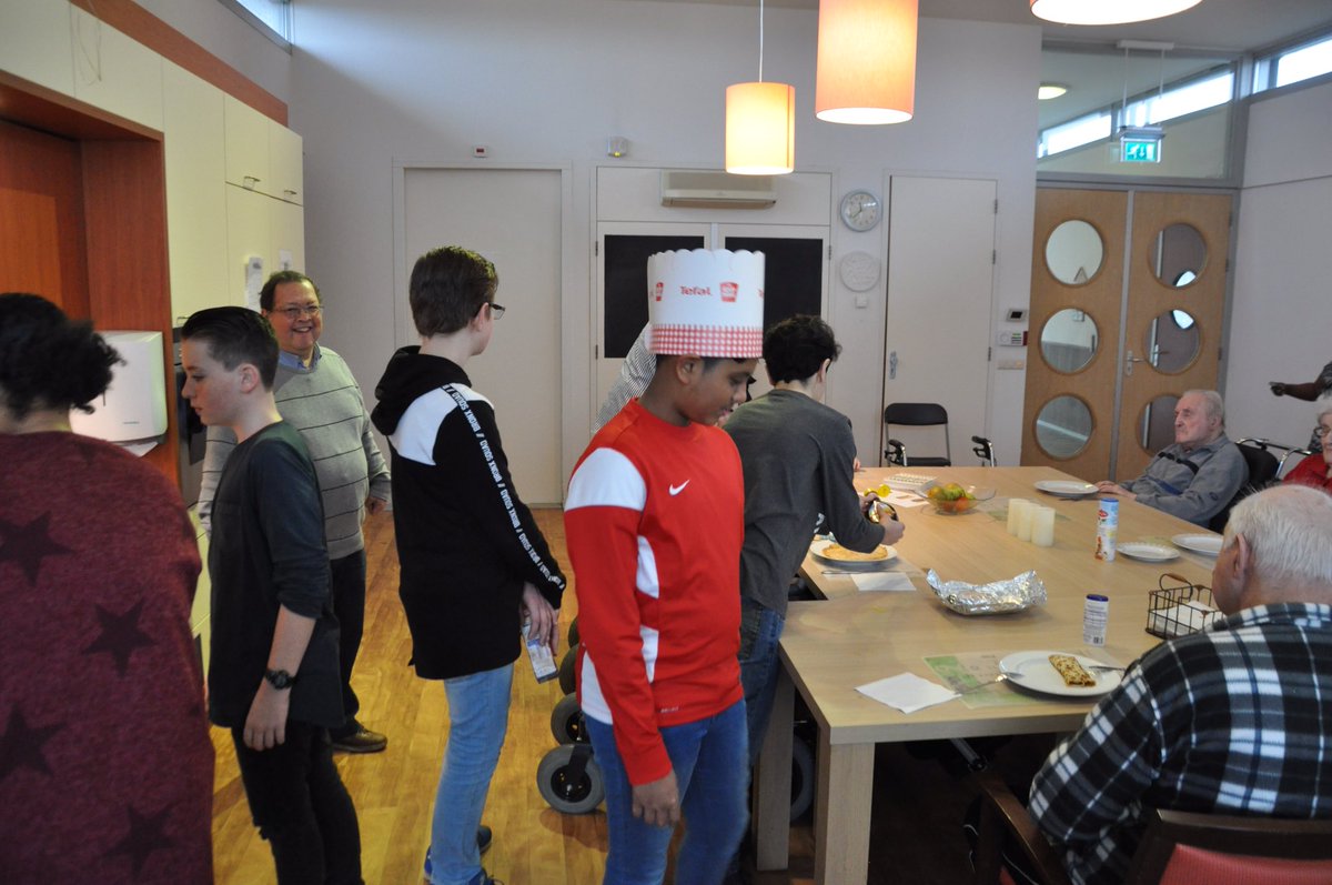 odsdezeppelin's tweet photo. Pannenkoeken bakken voor de bewoners van De Elf Ranken. Well done groep 8!!! https://t.co/mFxadeHB0T