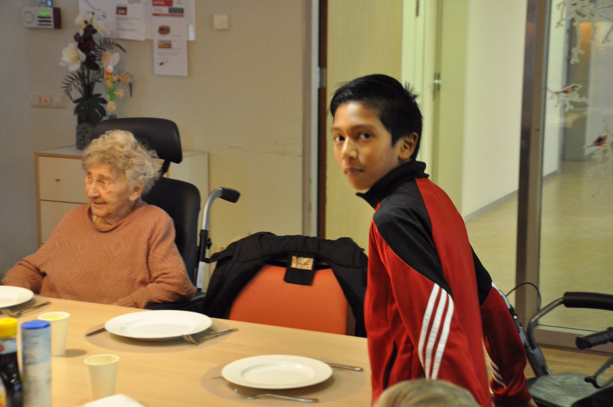 odsdezeppelin's tweet photo. Pannenkoeken bakken voor de bewoners van De Elf Ranken. Well done groep 8!!! https://t.co/mFxadeHB0T