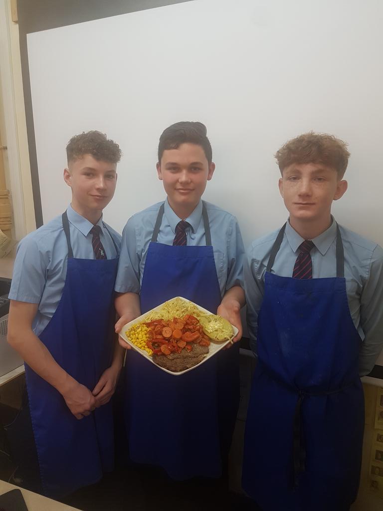 poolehighsport's tweet image. GCSE PE practical diet lesson. Drew, Charlie &amp;amp; Finn designed an incredible pre-fight meal for @anthonyfjoshua full of carbs, protein, vitamins and minerals. Massive portion for a massive guy. Sure he could nail it! #phspassion #learnthroughdoing