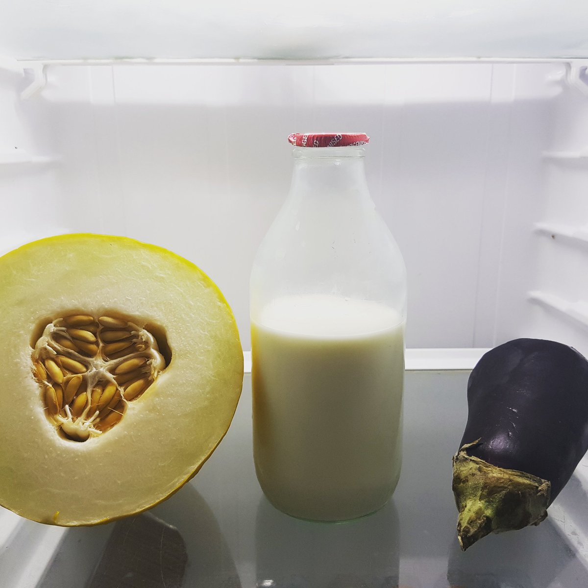 ouramanahsourfu's tweet photo. I got myself a #milkman.
Could you survive on 1 Pint of #MILK a week?
Follow along and see if we manage our 1 pint.
#notoplastic #refillreuse #vintage #tea #coffee #sustainability #minimalim #lowimpact #lowimpactmovement #zerowaste #ouramanahsourfutures #MBDailyposts https://t.co/14XVqjMUrh