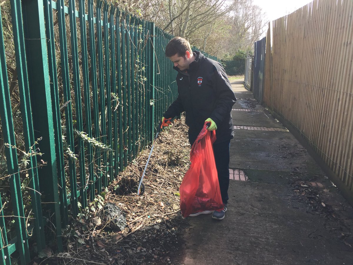 torfaencouncil's tweet photo. Council leader Anthony Hunt @leadertcbc out litter picking at Cwmbran Boating lake for our #torfaenspringclean today. If you have a spare hour pop down and join in! https://t.co/IpEgkkpIXJ