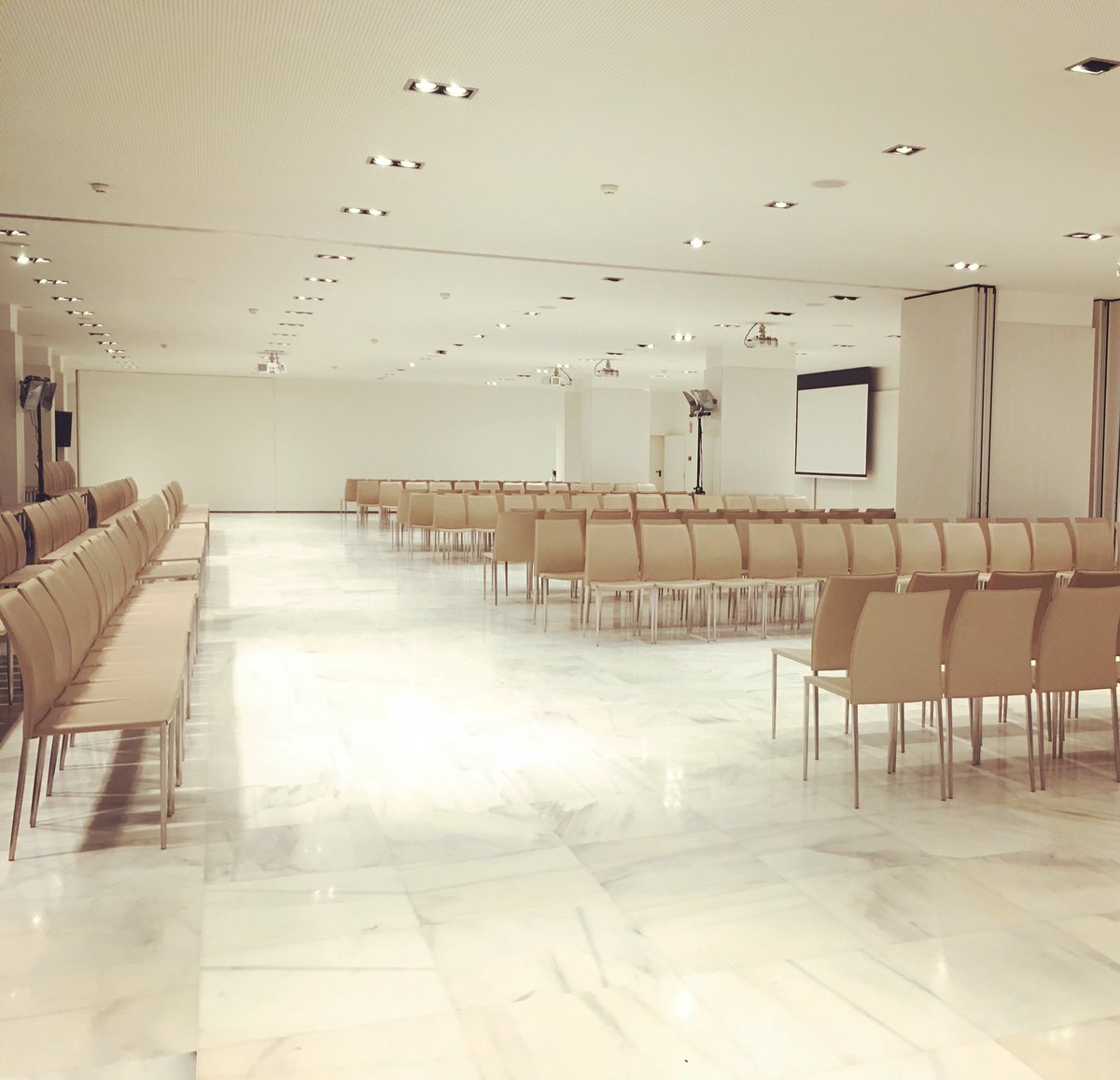 Todo listo para el desfile de esta tarde a las 19:00 en Hotel Meliá Lebreros, Entrada libre!!!