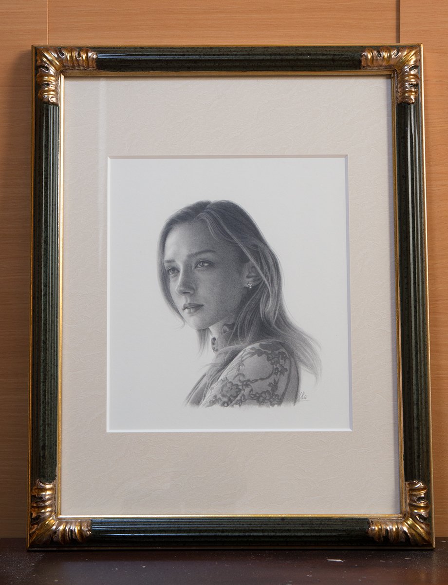 鉛筆画の額は、絵が単色なのであまり主張しすぎない薄めのシンプルな