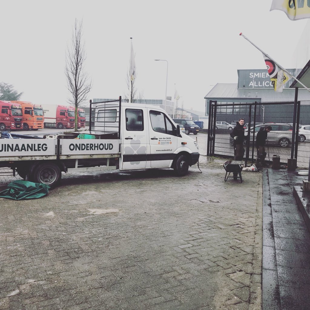 Autoservice Valstar (@autovalstar) on Twitter photo De bikkels van <a href="/DriftHoveniers/">VanderDriftHoveniers</a> geven niet om een beetje regen. #menpower💪 #hoveniervanhetwestland #topresultaat De bikkels van <a href="/DriftHoveniers/">VanderDriftHoveniers</a> geven niet om een beetje regen. #menpower💪 #hoveniervanhetwestland #topresultaat