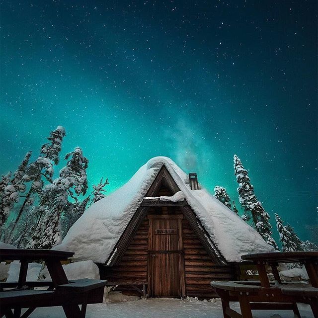 This amazing picture captures the winter spirit. Thanks <a href="/kris/">Kris</a>.goes.traveling ❄️ Northern lights, wilderness cottage and warm drinks - that's all you need for a great evening in Lapland. .
.
.
.
.
#explorecreate #earth_shotz #exeptional_pictures #finland_frames #fotocatchers …
