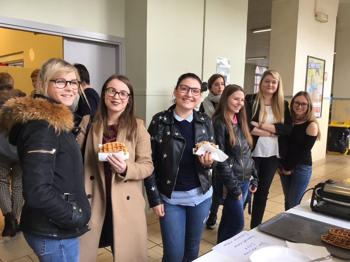 Aujourd'hui toute la Haute École <a href="/LesRivageois/">HECH Les Rivageois</a> se régale au profit du Télévie❤️On savoure sans remord les bonnes pâtisseries "maison" et on se réchauffe au feu de la cuisson des pains saucisses 🌭Merci au personnel ouvrier pour cette belle mobilisation !