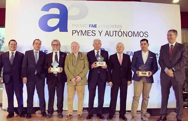 fundcajaruralbu's tweet photo. Enhorabuena a los galardonados ayer en los #PremiosFaeCajaviva @maquiveDAF @tetra5_construcciones y #Pinacas ¡Todo un ejemplo de Pymes en #Burgos! #ValoresPorEncimaDelValor #FB #Twitter https://t.co/N4UBiWVzR7