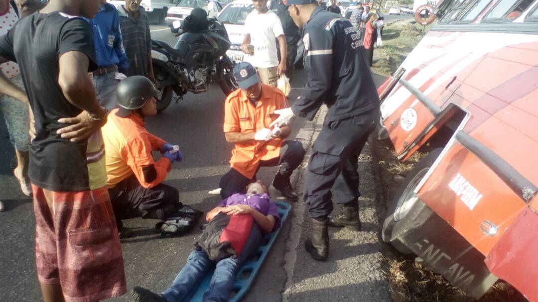 SistemaCarabobo's tweet photo. #HaceMinutos Siniestro vial (Encunetamiento de unidad colectiva) en autopista José Antonio Páez (conocida como autopista del Sur) a la altura del puente Mayorista, nuestros funcionarios atienden lesionados en el sitio #carabobo #sistemaintegrado @Jacobo_Vidarte @rubendarioreina https://t.co/kGBGmML0rd