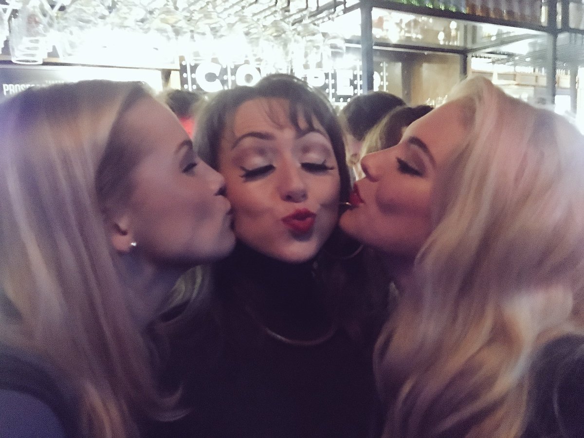 JoAWalters's tweet photo. The Burelli sisters had a ball last night @SundEmpire 🎭 What a wonderful audience! Also a great time celebrating the birthday of @AmeliaAP 🎉❤️😘 #Burellilove #sisters #theratpack https://t.co/cngu8Sj68w