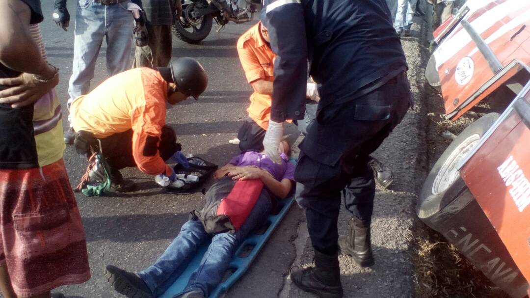 SistemaCarabobo's tweet photo. #HaceMinutos Siniestro vial (Encunetamiento de unidad colectiva) en autopista José Antonio Páez (conocida como autopista del Sur) a la altura del puente Mayorista, nuestros funcionarios atienden lesionados en el sitio #carabobo #sistemaintegrado @Jacobo_Vidarte @rubendarioreina https://t.co/kGBGmML0rd