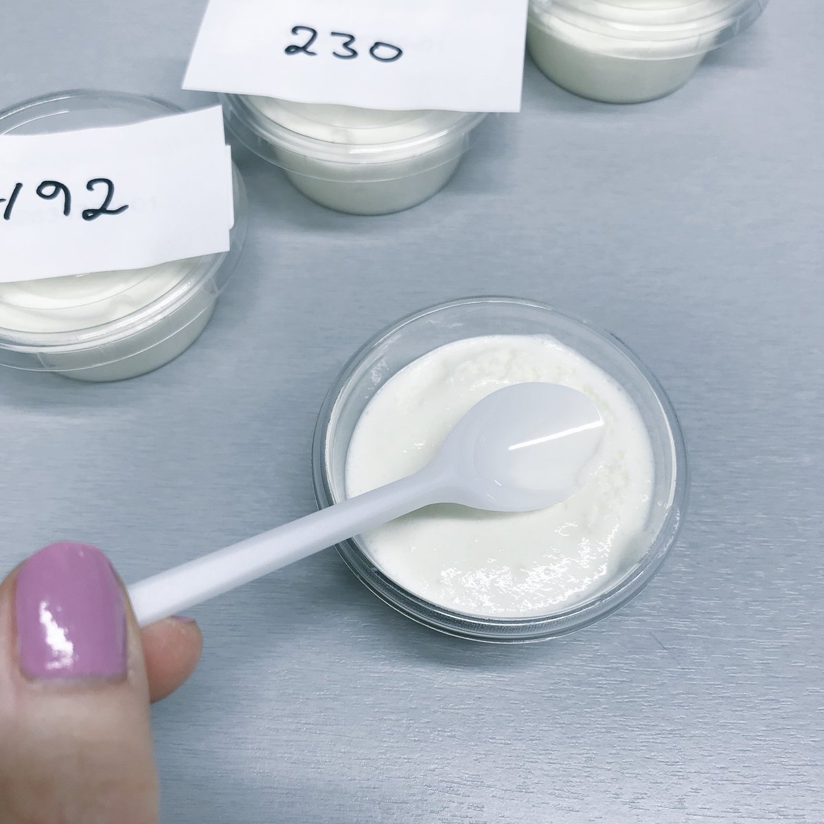 popkornhjerne's tweet photo. En helt vanlig pause-aktivitet i @Kavli_Norge og @QMeieriene 😋#smakstest #innovasjon #skyr #åspiseerendelavjobben #smaking #perfeksjon #innovasjontilgodeformål https://t.co/mI7rHRFDVb