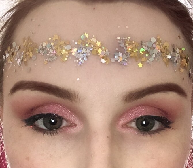 RobenBeauty's tweet photo. Glitter crown ✨ 👑 #glitterbarhire #eventhire #weddinghire #makeupartist #suffolkhire #essexhire #glittercrown #glitterideas https://t.co/dY0uwgBvDW