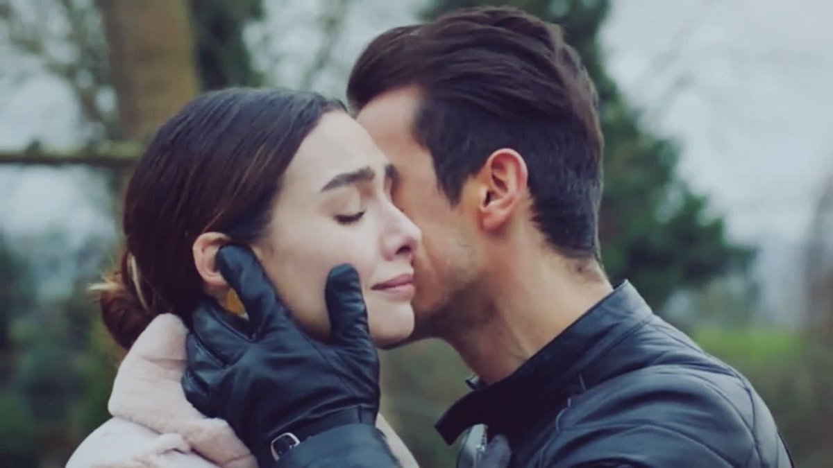 Чёрно-белая любовь аслы и ферхат любовь. Сериал черно белая любовь 25 серия. Ибрагим челиккол и бирдже акалай. Асли и ферхат турецкий сериал. Нилай дениз светлячок.