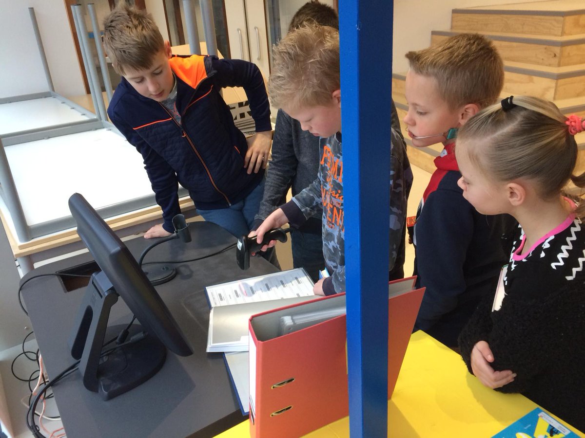 Leerlingen van groep 7/8 leggen uit hoe de bibliotheek werkt aan de kinderen uit andere groepen.