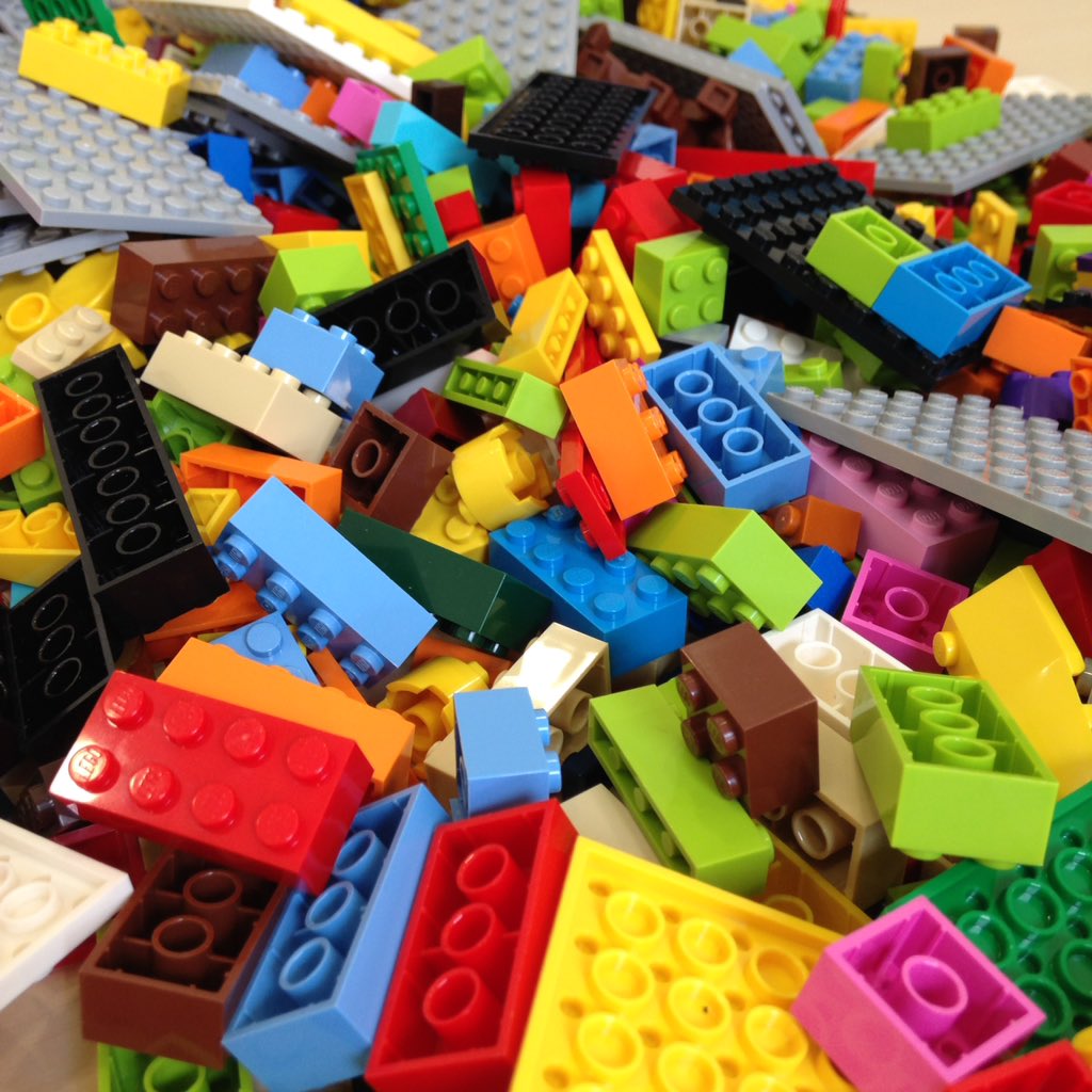 Robert_Cabrera's tweet photo. Jornada muy interesante con Arturo Gimeno en #Benissa utilizando #BussinesModel con #LegoSeriousPlay para identificar tu modelo de negocio, fortalezas y debilidades @eoi https://t.co/DDMEKwpIxE