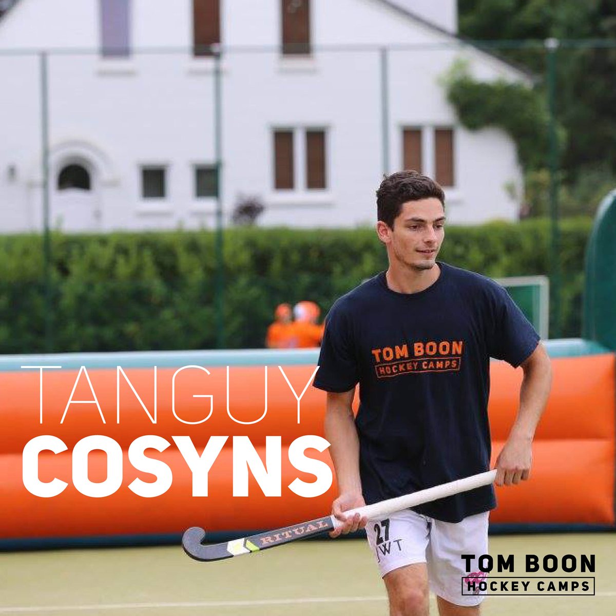 Let’s meet @Cosyns32 at <a href="/RoyalWellington/">Royal Wellington</a> during #EasterHolidays 🐇 sign up now on tomboonhockey.be #hockeycamps