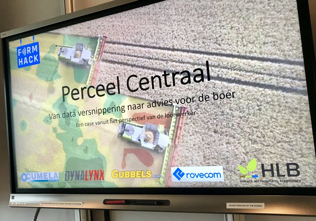 FarmHackNL's tweet photo. Toe aan de laatste presentatie, waar een team van verschillende loonwerkers werkte aan het concept “Perceel Centraal” powered by @CUMELANederland @RovecomA_F @HLBbv ..with ❤️ from #FarmHackNL &amp; @wurcgi https://t.co/AXOLyVFSQk