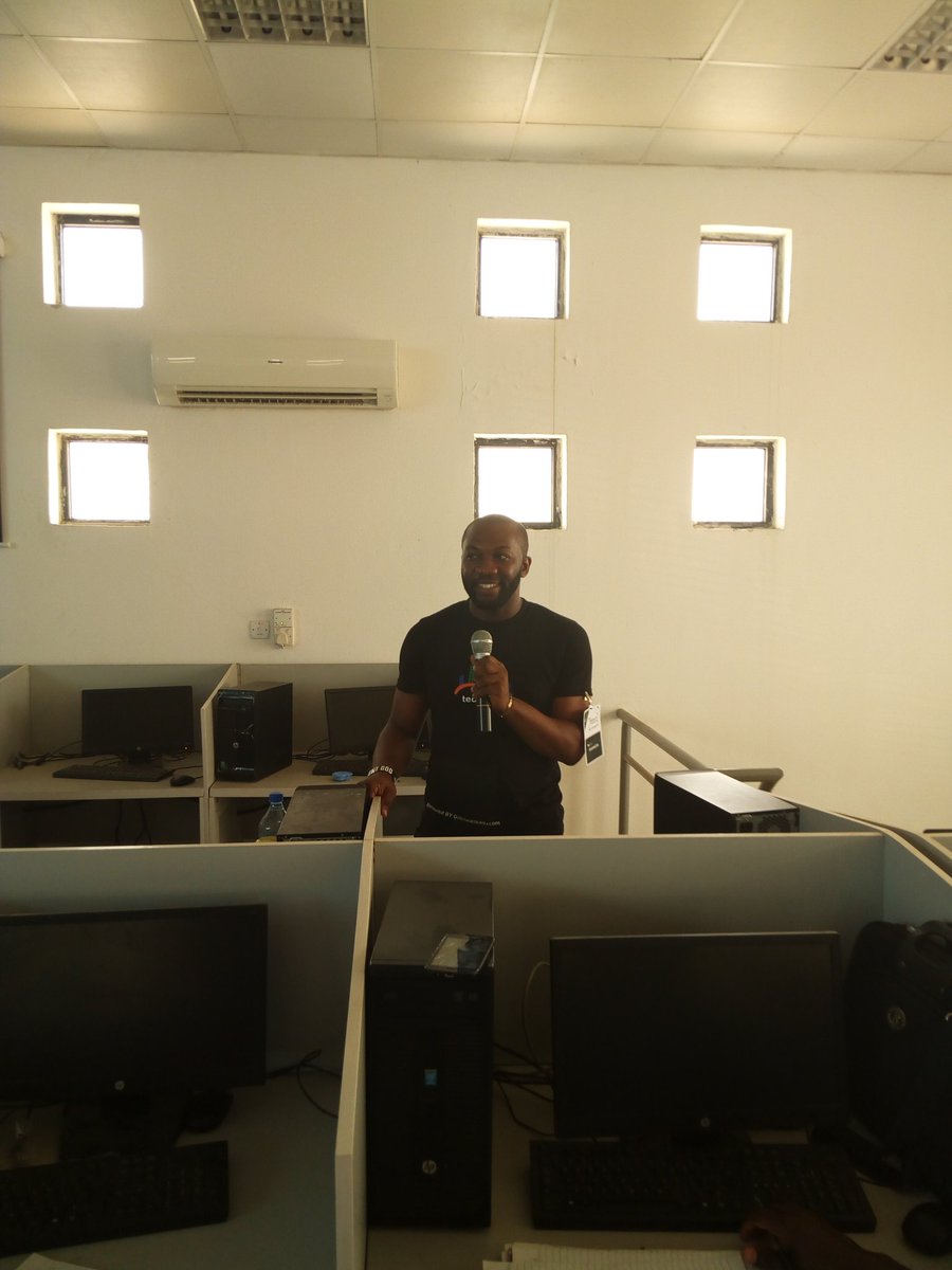 Dominus_Kelvin's tweet photo. #forloopAsaba2018 @codejollof explains UI/UX. @ForloopAsaba https://t.co/zwR2jMeLRr