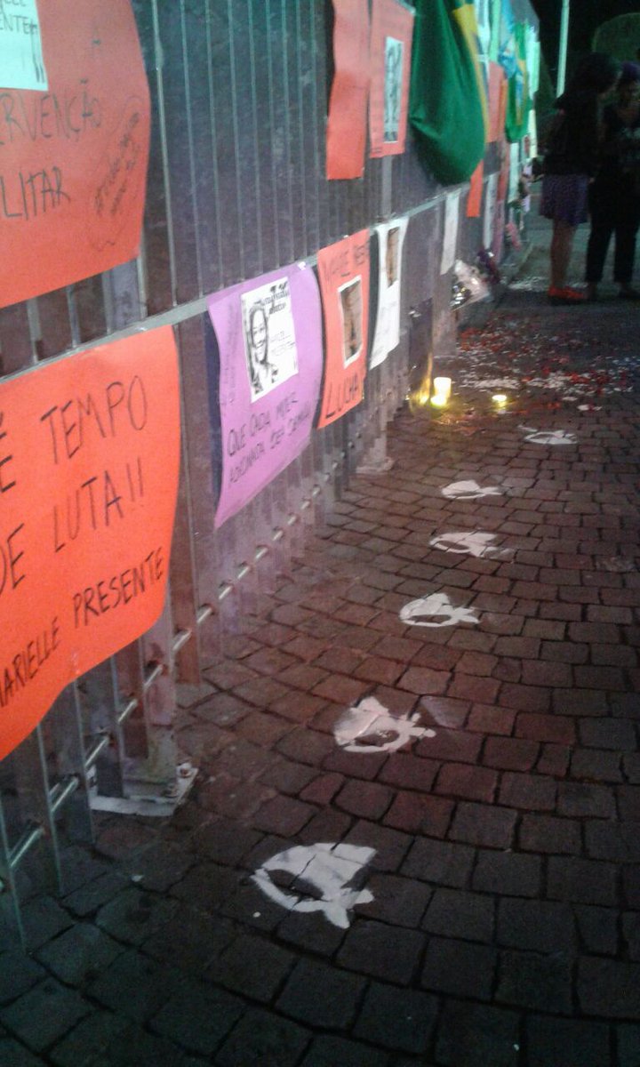 PrensaMadres's tweet photo. Ayer, en Buenos Aires, se realizó una vigilia en memoria a Marielle Franco, la dirigente y militante acribillada en Río. Y allí pintaron pañuelos de las Madres para honrar su lucha.
¡Lxs luchadorxs viven en el pueblo!
#SiTocanUnPañueloPintamosUnMillón https://t.co/OOOwgEh2qP