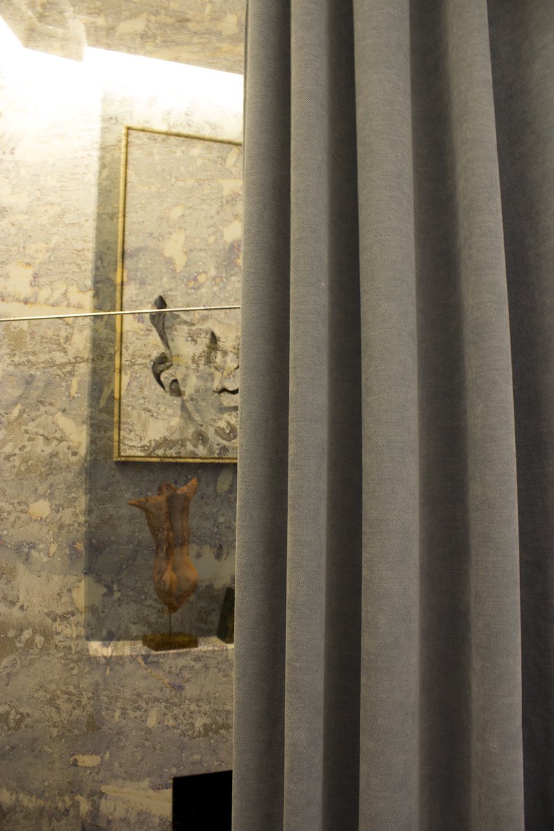 KA_Int's tweet photo. En "Reflejos de un viñedo" de Marta Zarzalejos, los textiles han sido escogidos al detalle... "Los colores debían trasladarte a la luz de día en un viñedo: azules y ocres. Colores y tejidos que no agobiaran, que transmitieran sensación de calma." #CasaDecor  #KAenCasaDecor https://t.co/GkZMYHRuq8