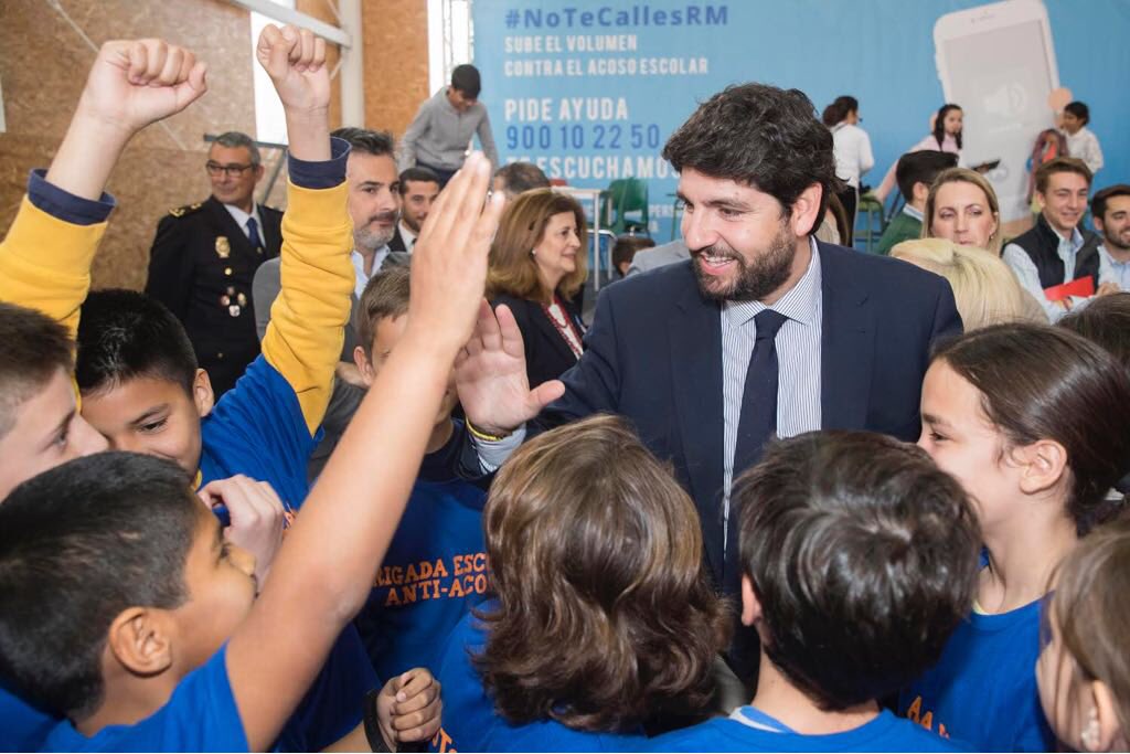 LopezMirasF's tweet photo. 📢 Ponemos en marcha el teléfono ☎ gratuito contra el acoso escolar. No deja rastro en la factura. Atendido por profesionales las 24 horas. 
📲900102250 
📲 610237316 https://t.co/NWghE9F4xd