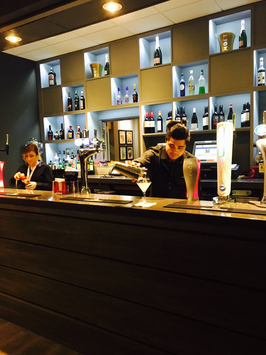 Our bartenders are working hard to deliver you the best service! Try one of our special cocktails and celebrate the start of the weekend #FriYAY ow.ly/shWg30iYVnD