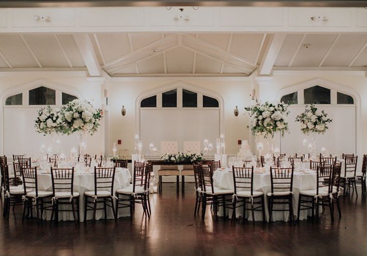 'There is something so beautiful and elegant about the clean look of the #whiteandgreenflowers in this Whitby wedding!'
📸: @loreto_caceres_photography
💐: @divabloomsm@DivaBlooms  s