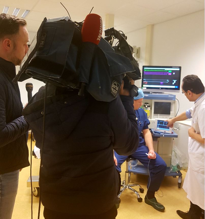 Wakker worden tijdens een operatie: daar moet je niet aan denken. In het LUMC wordt een  systeem getest dat stress meet tijdens een operatie. Prof. Dahan vertelt hier meer over vanavond (18.15u) <a href="/EditieNL/">editienl</a>. bit.ly/2pfl0Wa