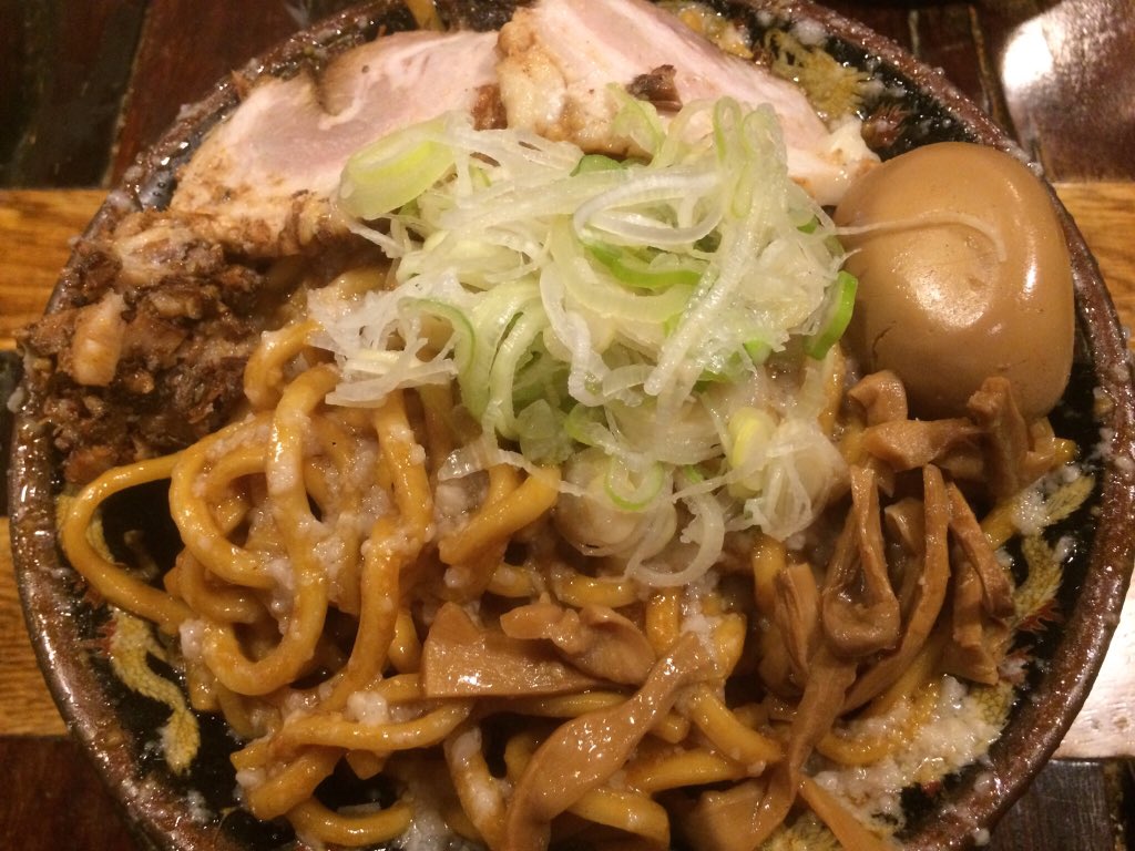 ぼくの知る中で一番身体に悪そうなラーメンです！笑
けど、やめられず月一で食べに行ってます。

#平大周 #爆盛り油脂麺 #五反田 #くせになる #やめられないとまらない #デカ盛り