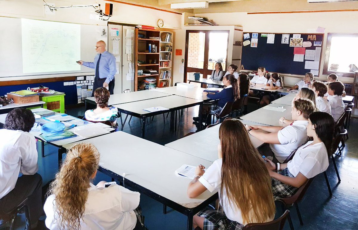 Ing. Daniel Rigo, responsable de mantenimiento de ambas sedes, dio una charla inspiradora a nuestros alumnos que participan del Modelo de Naciones Unidas de ESSARP - EMUN. Fue miembro de los Cascos Azules de la Misión de Paz de la ONU en el conflicto Irak-Kuwait llamado UNIKOM.