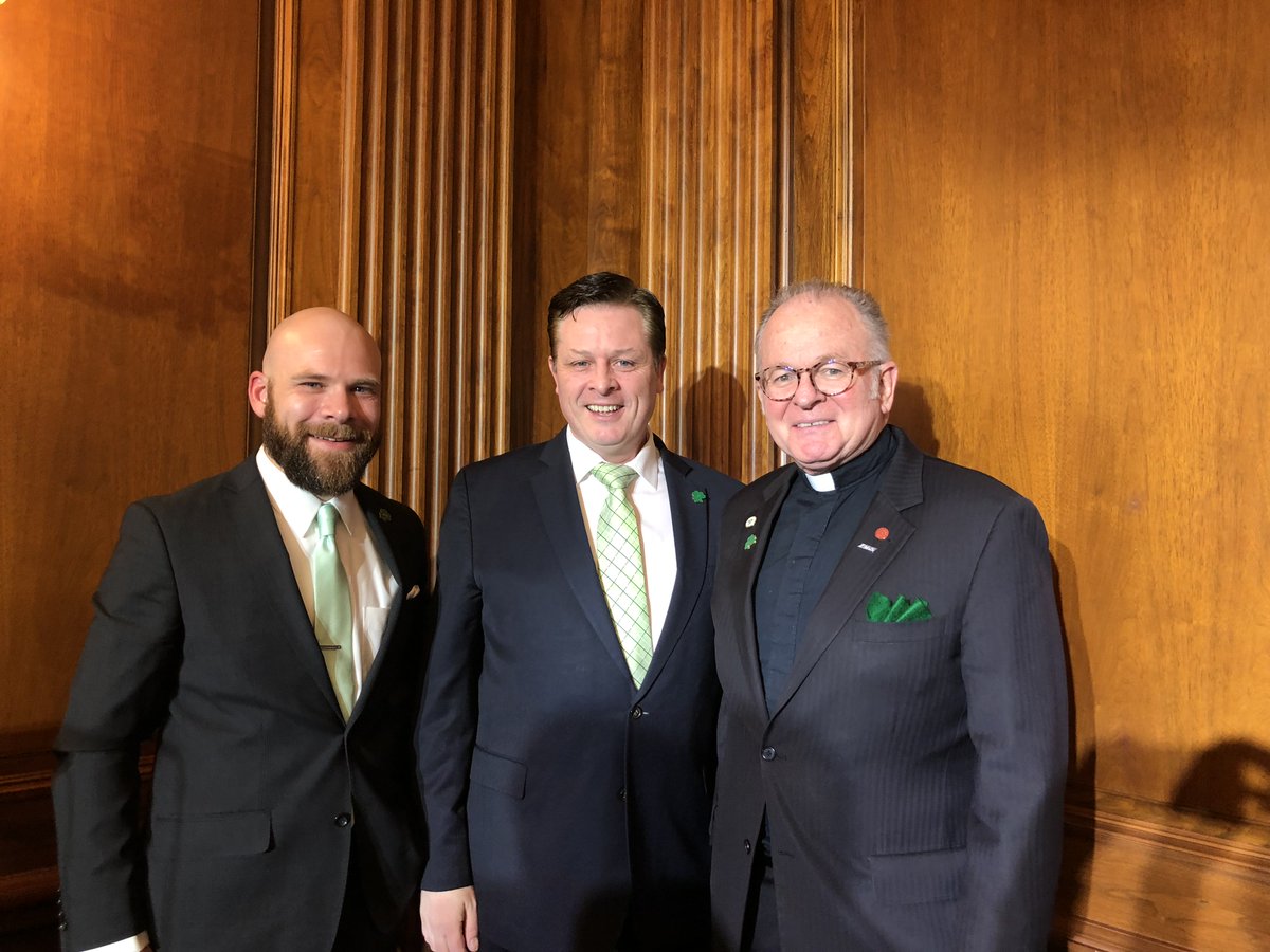 kirstenfedewa's tweet photo. Great pic of @TenorKearns and Iaccompanist, Jon Laird, with #FatherPatConroy – – chaplain of the US House of Representatives, after @SpeakerRyan Lunch yesterday! https://t.co/E0ik4wzagg