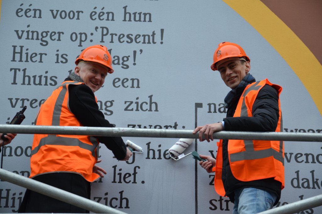 GemeenteLeiden's tweet photo. Vandaag hielpen wethouders @paullaudy​ en @RobertStrijk​ met de conservering van de ruim 100 muurgedichten en -formules in Leiden. Alle gedichten worden indien nodig gerestaureerd en voorzien van een coating die bescherming biedt tegen weersinvloeden en vuil-afstotend is. https://t.co/2AUTeDiMoL