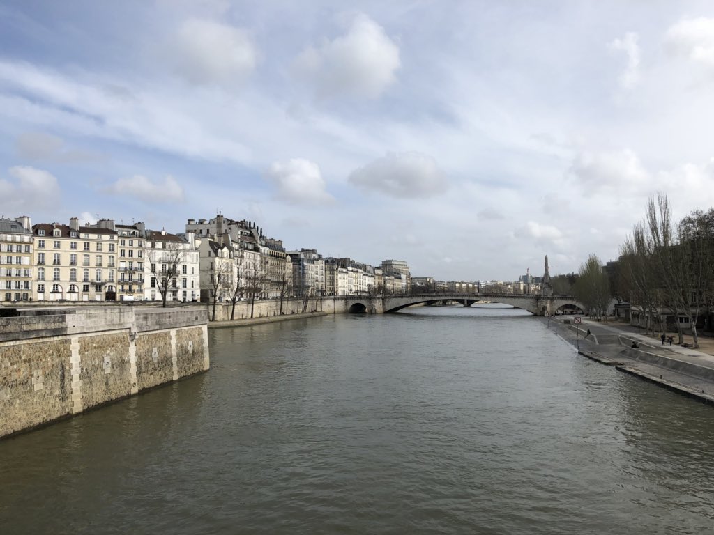 GegantsLloret's tweet photo. #Tour18 Ja estem passejant per Parรญs i estem gaudint molt pels carrers parisencs, per ara ja hem visitat el riu Sena,la Catedral de Notre Dame i alguns racons amb molt encant. #viulloret #somculturapopular #somelsverds #gegantsindianslloret #fem5 https://t.co/MkjEVw23ZU