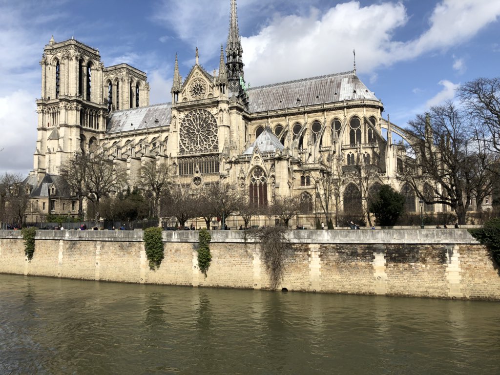 GegantsLloret's tweet photo. #Tour18 Ja estem passejant per Parรญs i estem gaudint molt pels carrers parisencs, per ara ja hem visitat el riu Sena,la Catedral de Notre Dame i alguns racons amb molt encant. #viulloret #somculturapopular #somelsverds #gegantsindianslloret #fem5 https://t.co/MkjEVw23ZU