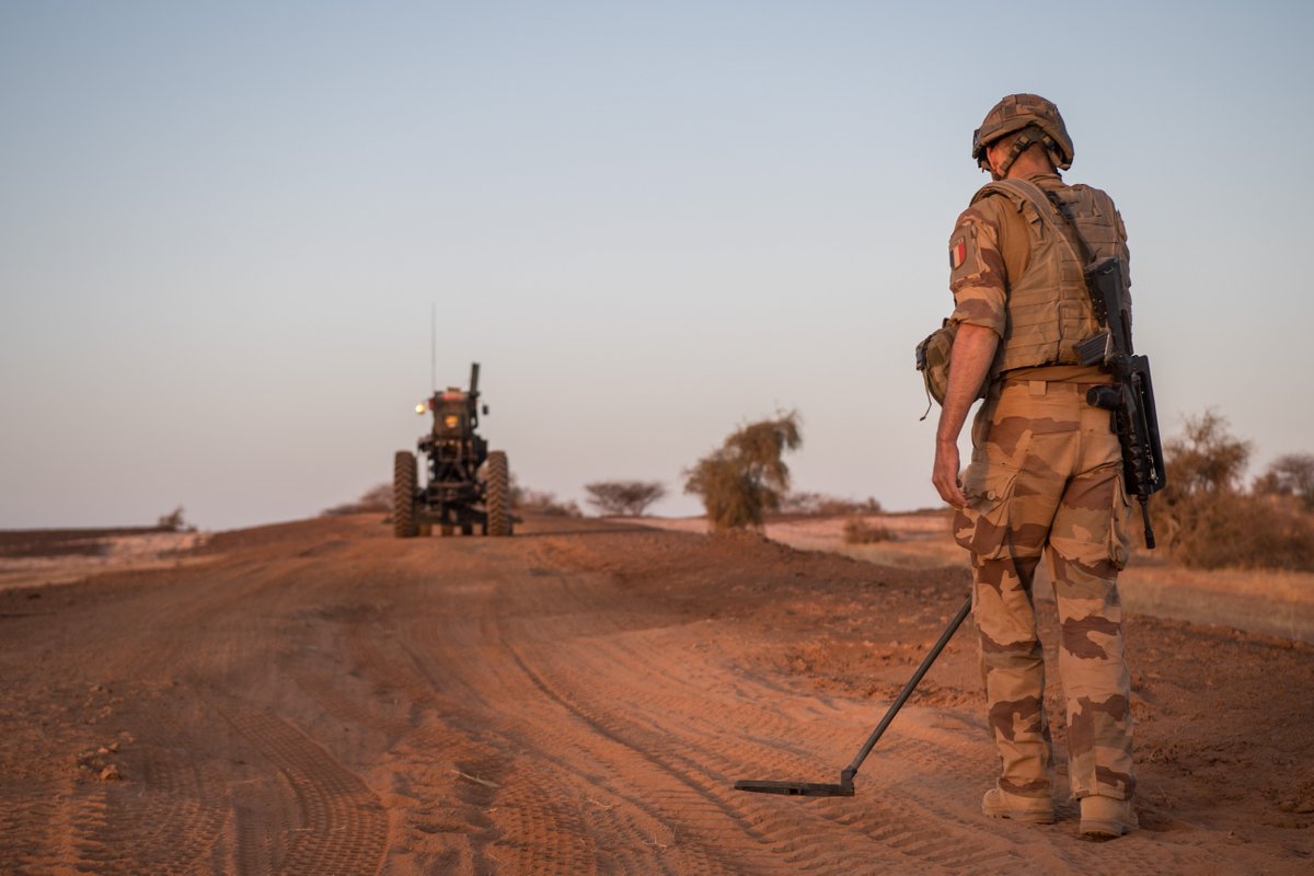 L'ouverture d'itinéraire, l'une des missions des sapeurs de #Barkhane.